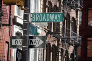 Imagem de uma placa de rua com a inscrição "Broadway".